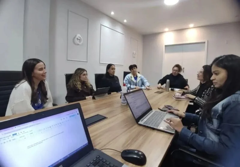 Equipe do Núcleo NAPA reunida em volta da mesa de reuniões