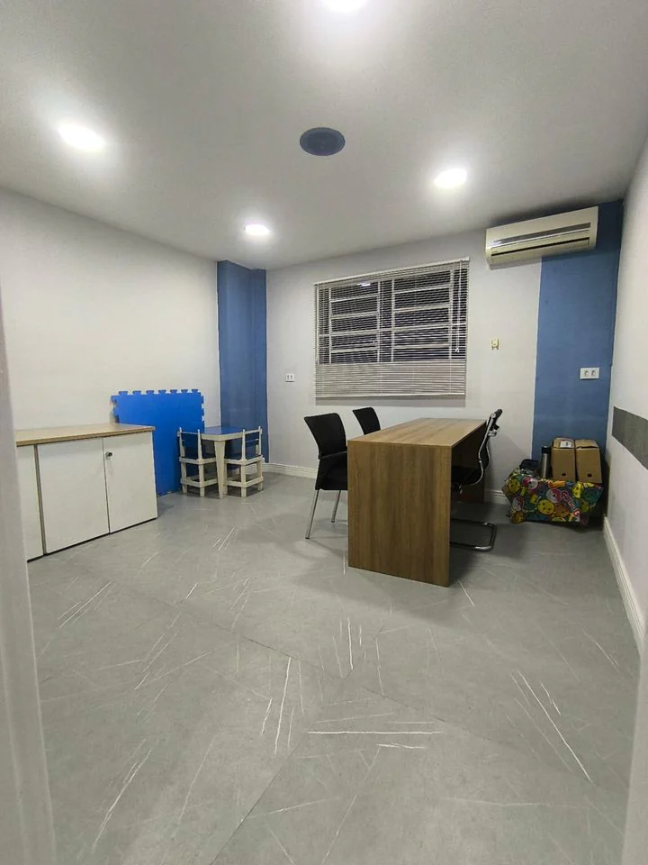 Consultório com mesa de atendimento