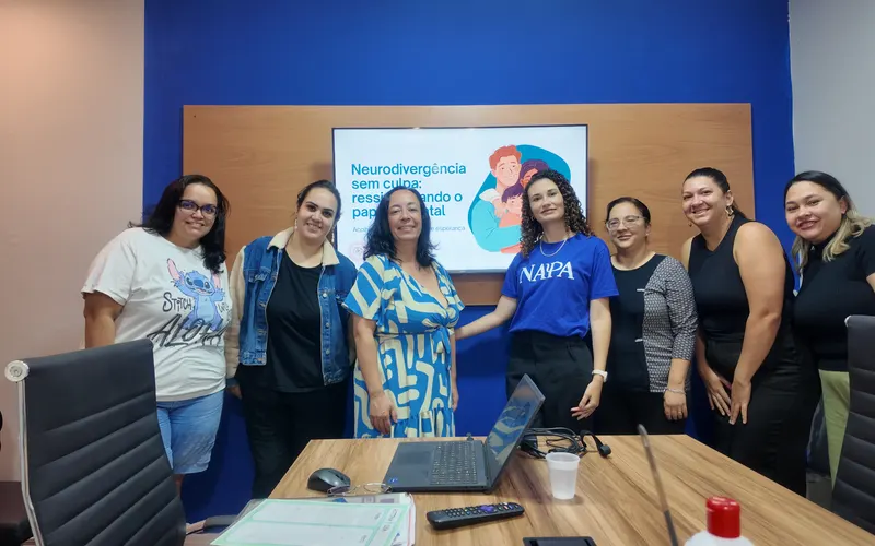Encontro do projeto Entre Nós, grupo de apoio aos cuidadores, na sala de reuniões do Núcleo NAPA