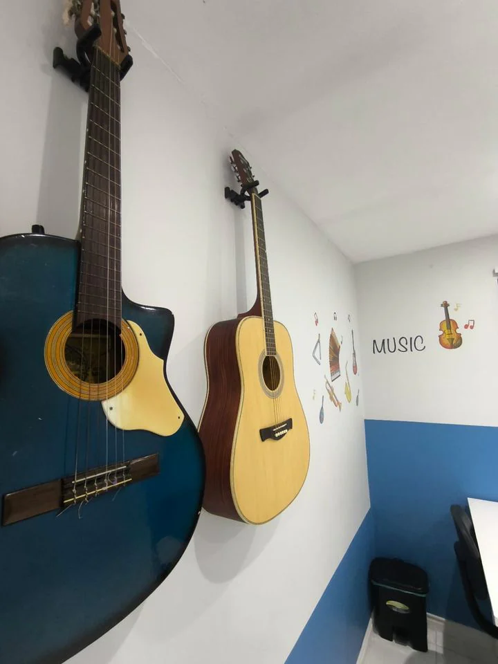 Violões na parede da sala de musicoterapia