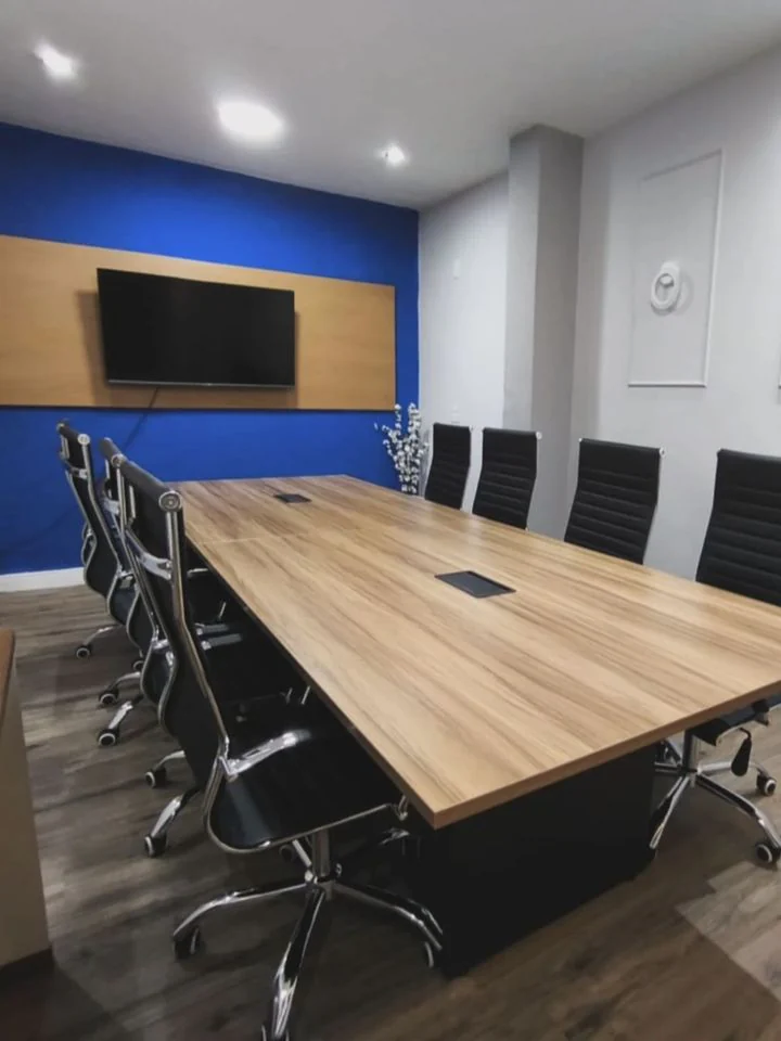Sala de reuniões com mesa de madeira